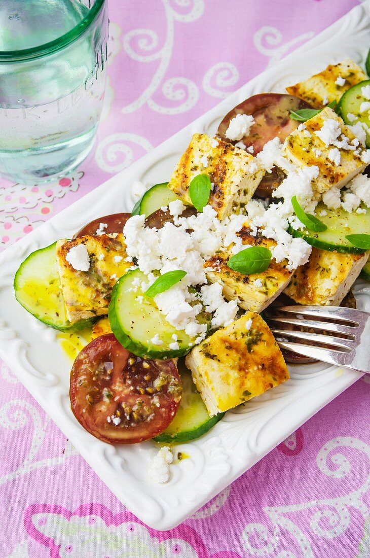 Mediterraner Salat mit gegrilltem Tofu