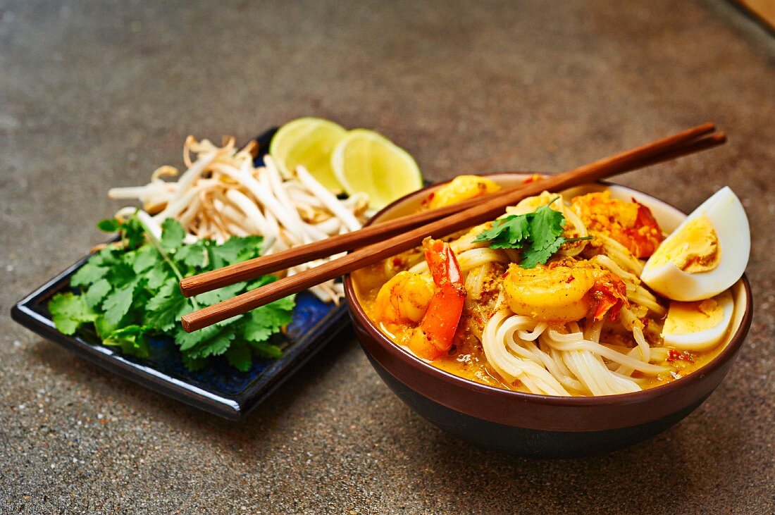 Laksa mit Garnelen und Sprossen (Malaysien)