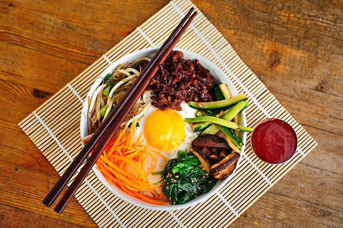 Bibimbap - Koreanisches Reisgericht mit Gemüse, Rind und Gochujang