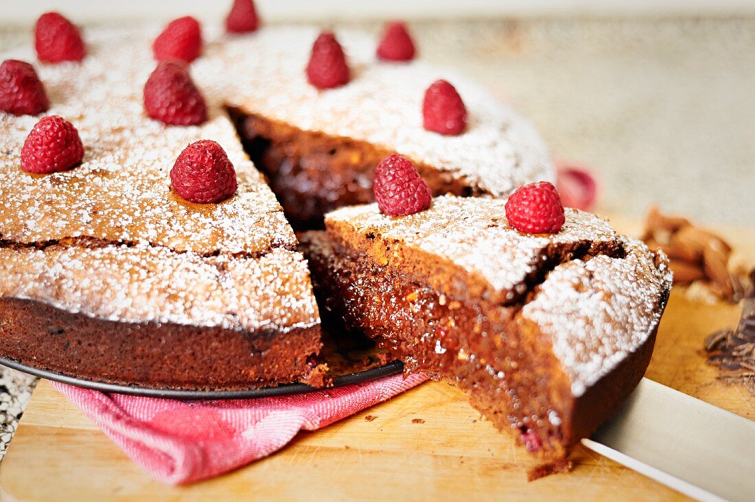 Brownie-Schokoladen-Tarte mit Himbeeren, angeschnitten