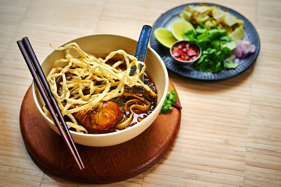 Khao Soi - Knusprig frittierte Eiernudeln mit Schalotten und Fleischcurry (Asien)