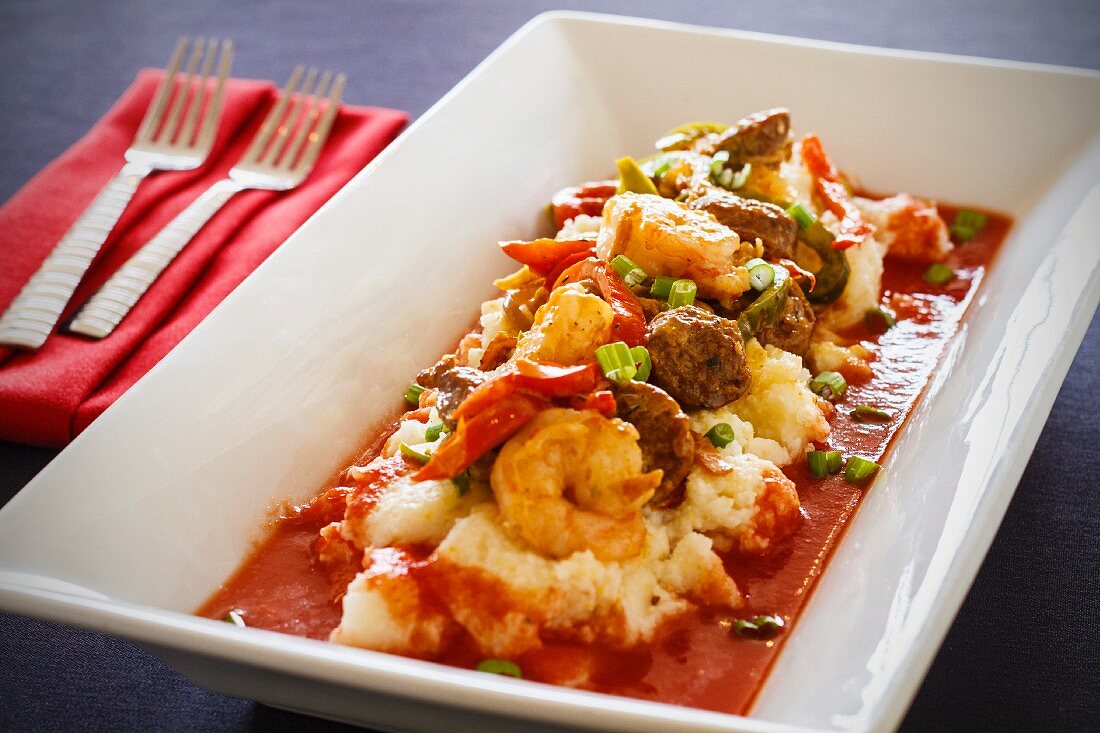 Shrimp and grits with tomato sauce (USA)