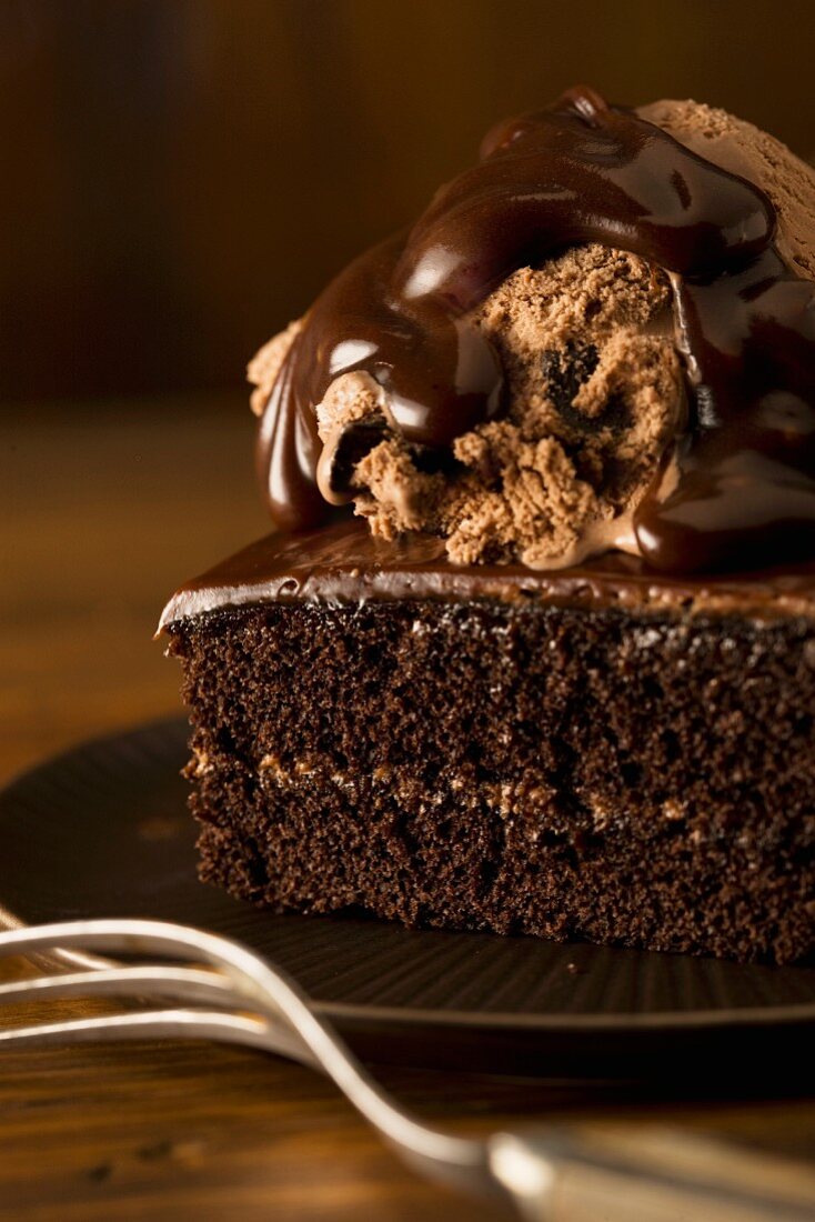 Schokoladenkuchen mit Schokoladeneis und Schokoladensauce