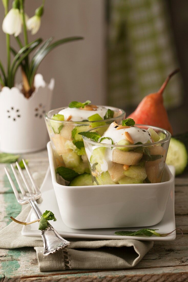 Pikanter Birnen-Gurken-Salat mit Pfefferminze, Pinienkernen und Joghurtsauce