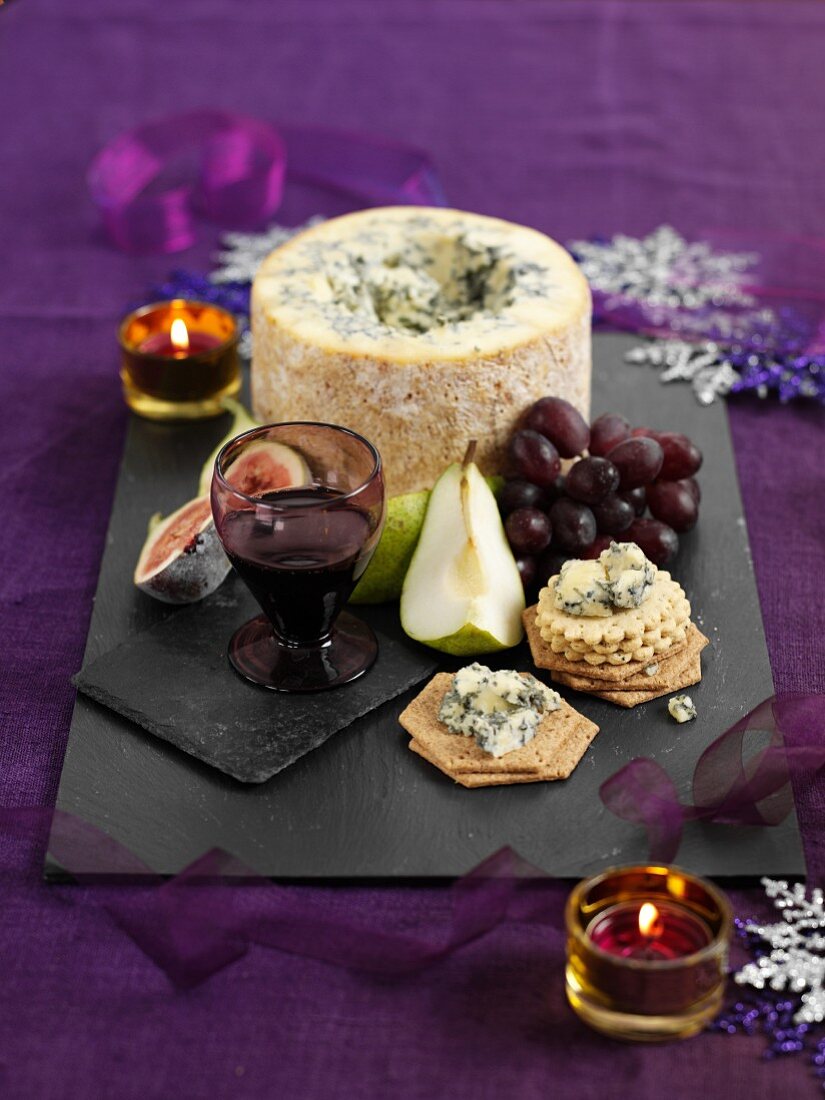Stilton-Käse mit Crackern, Obst und Portwein
