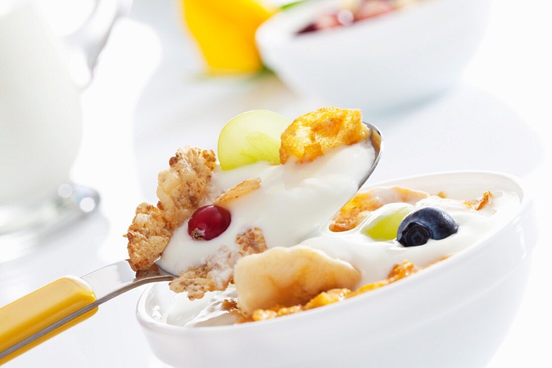 Joghurtmüsli mit Cornflakes und Obst