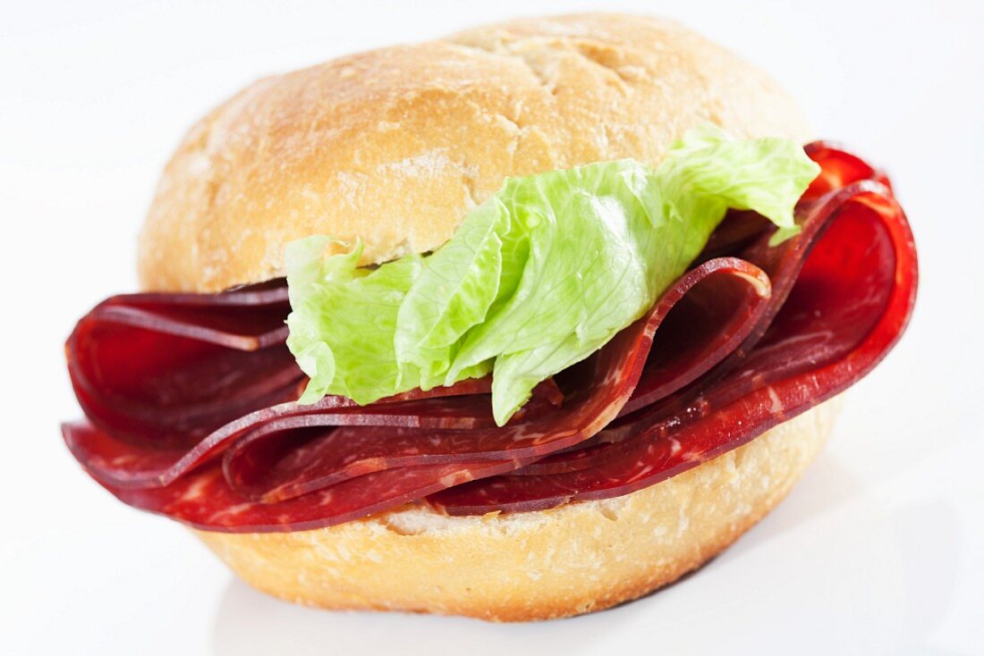 Sandwichbrötchen mit geräuchertem Rindfleisch und Salatblatt