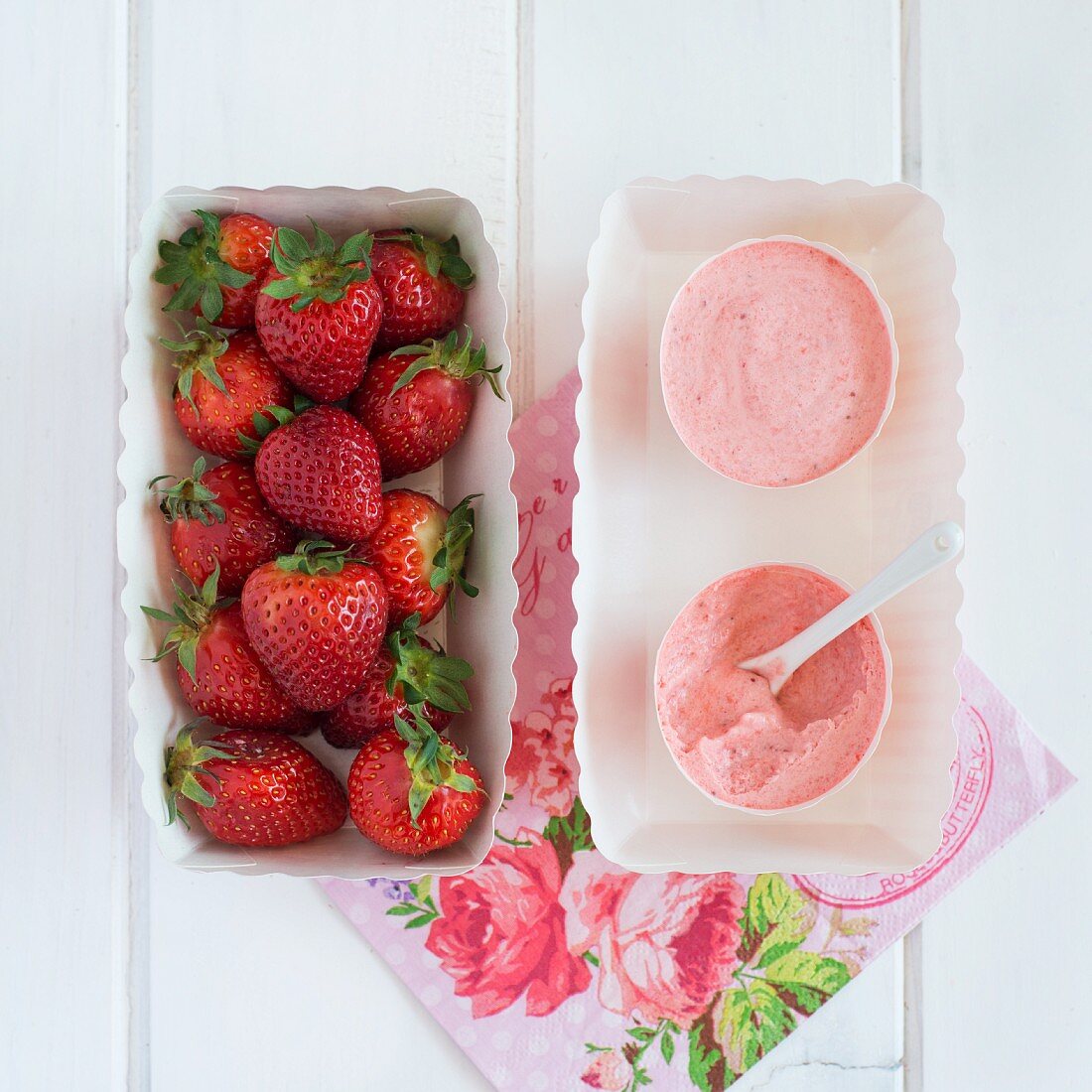 Erdbeermousse und frische Erdbeeren