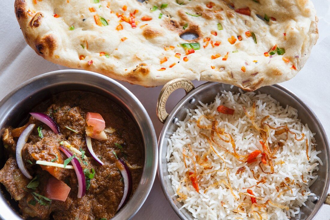Rindercurry mit Reis und Pappadam (Indien)