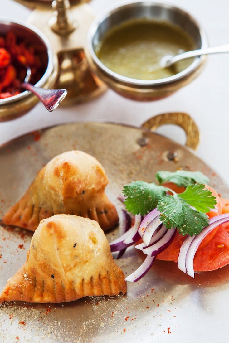 Samosas mit Tomaten, Zwiebeln und Koriandergrün (Indien)