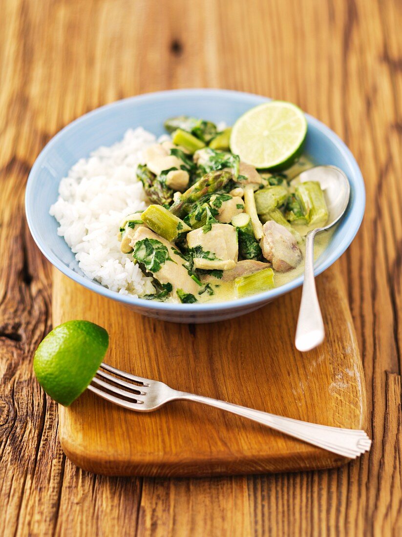 Green asparagus ragout with chicken, limes and rice
