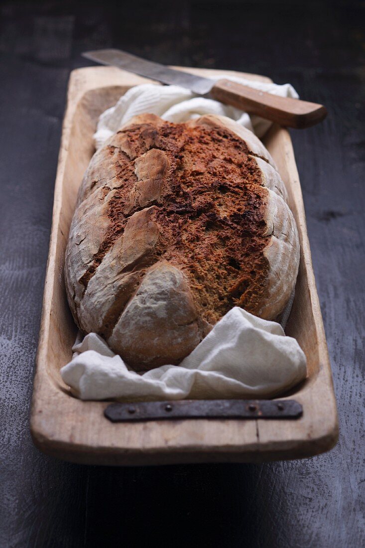 Bauernbrot in rustikaler Holzform