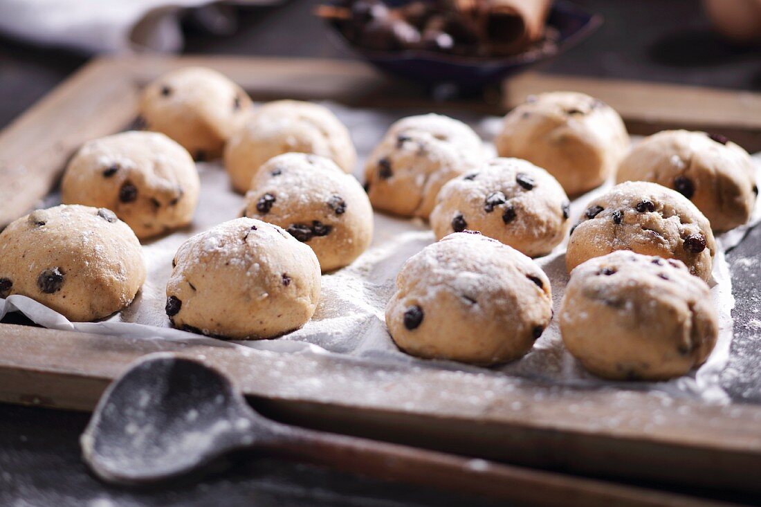 Ungebackene Rosinenbrötchen