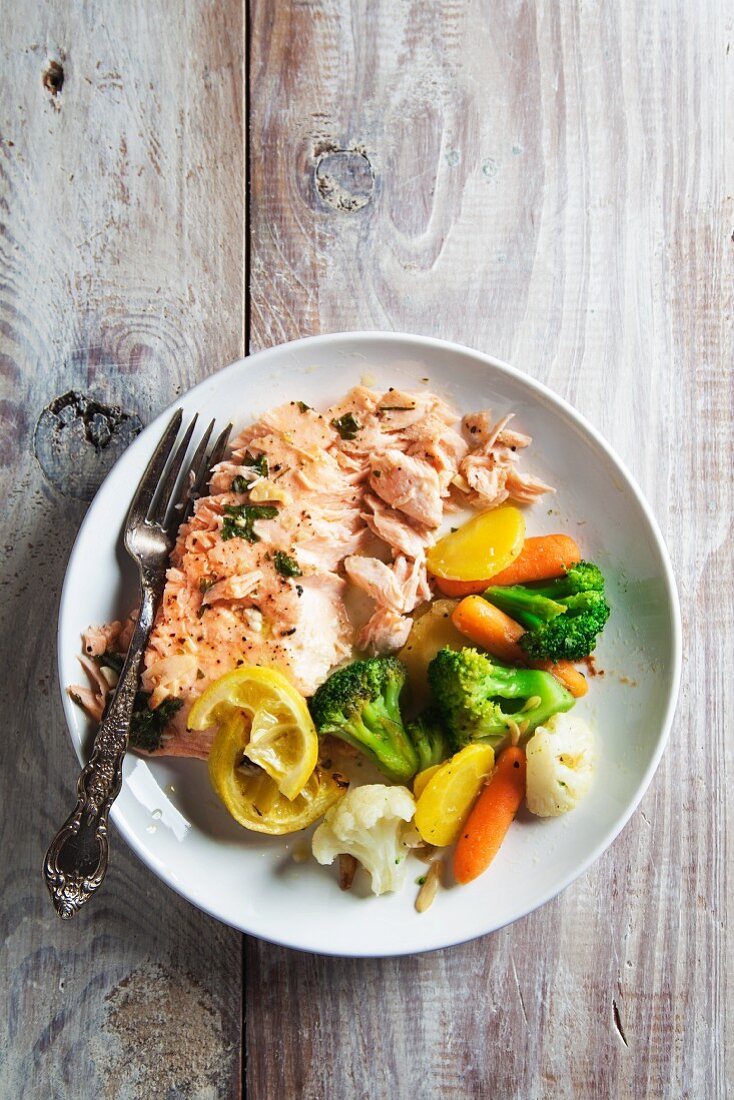 Fried salmon with vegetables (broccoli, cauliflower and carrots)