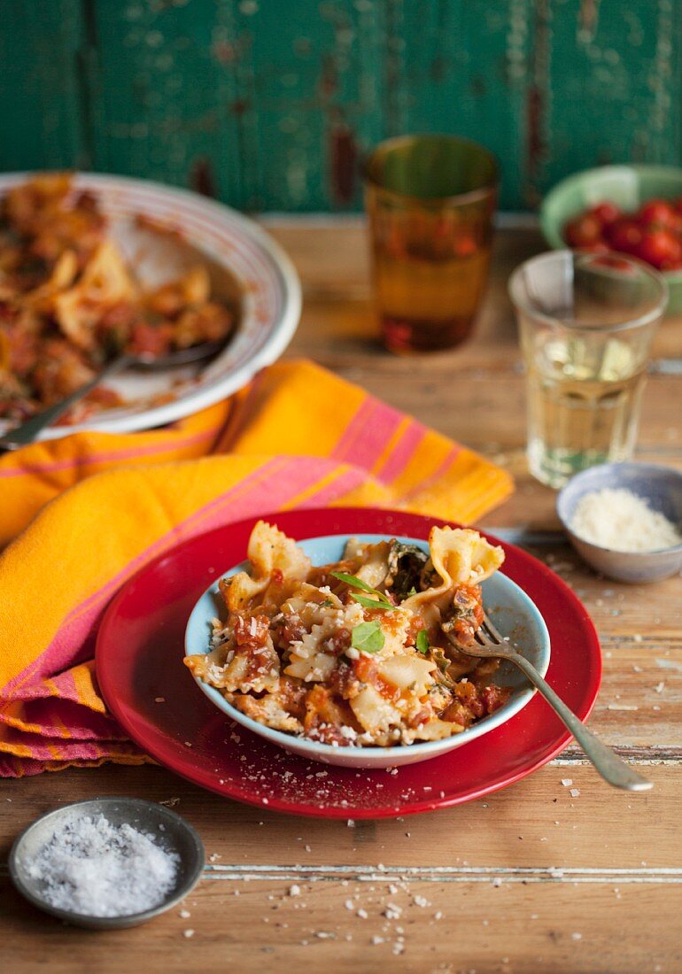 Farfalle mit Tomaten und Basilikum