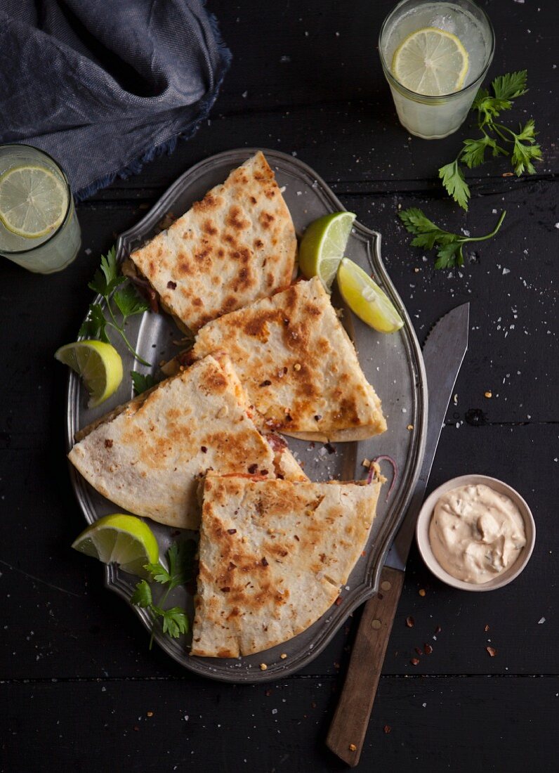 Quesadillas mit Dip und Limetten