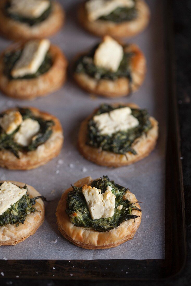 Puff pastry tartlets with spinach and feta