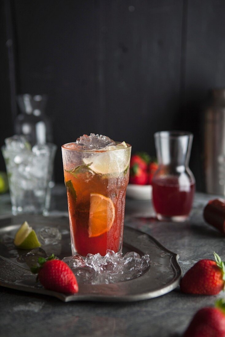 A strawberry mojito with limes