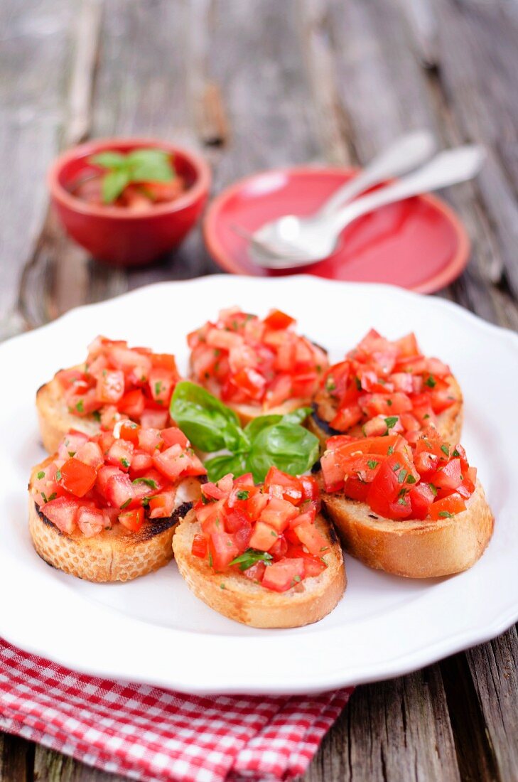 Bruschetta mit Tomaten und Basilikum