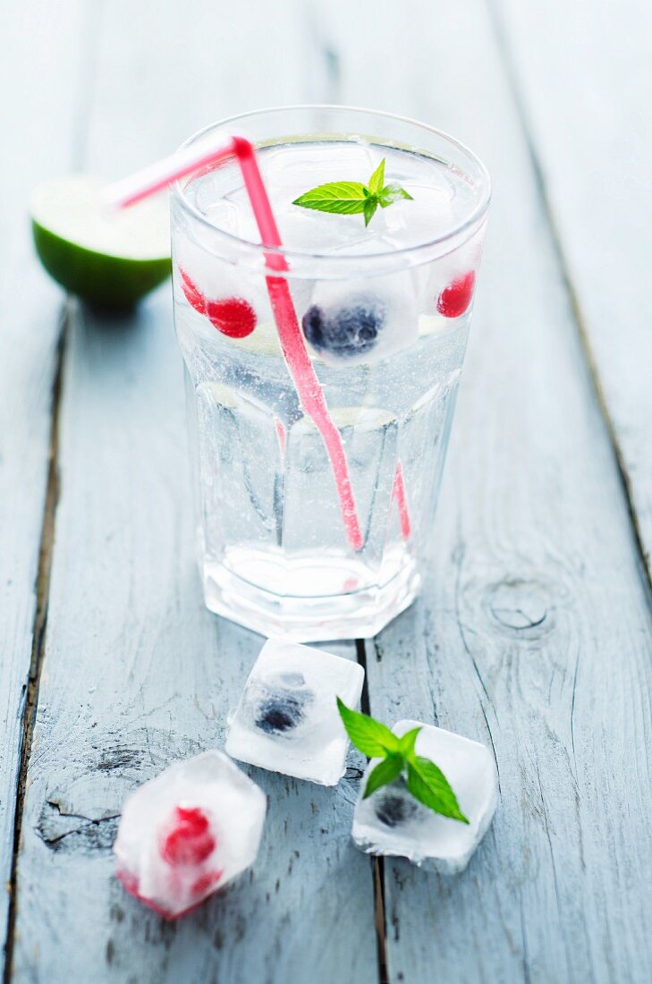 Mineralwasser mit Beeren-Eiswürfel