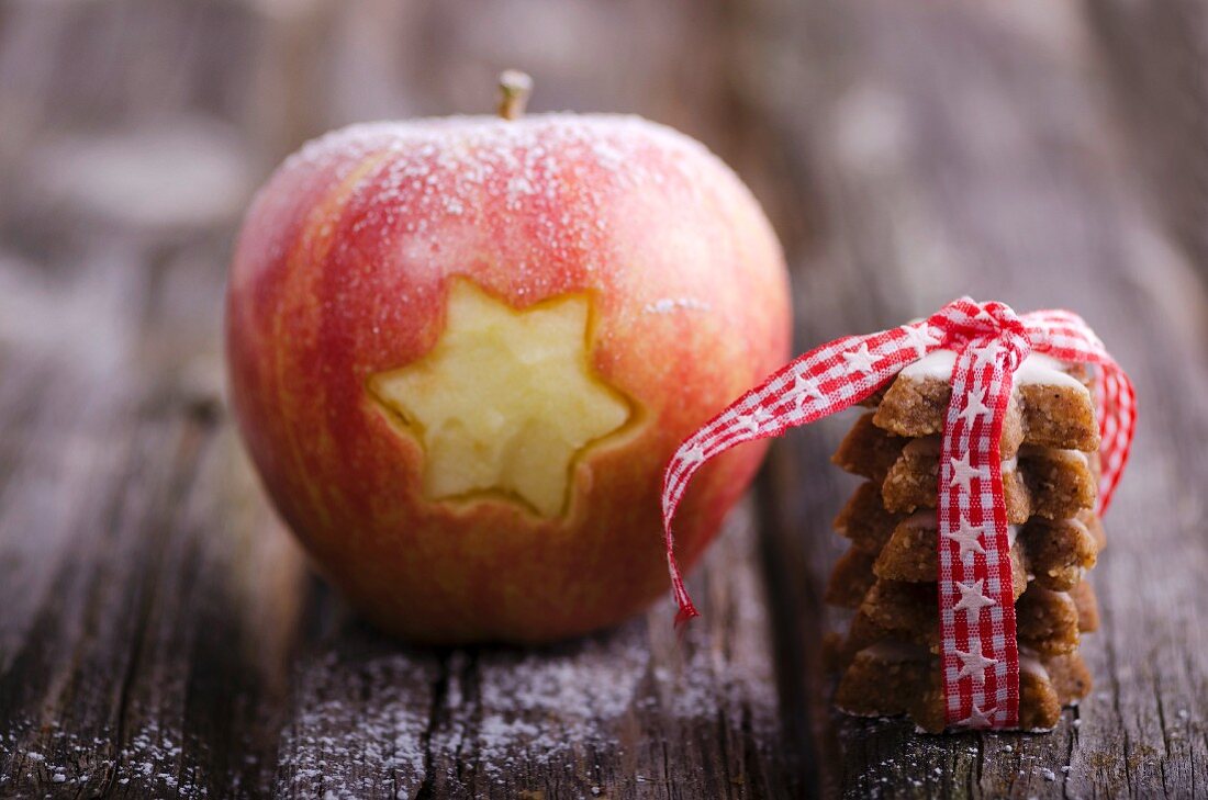 Apfel mit Sternschnitzerei und Zimtsterne