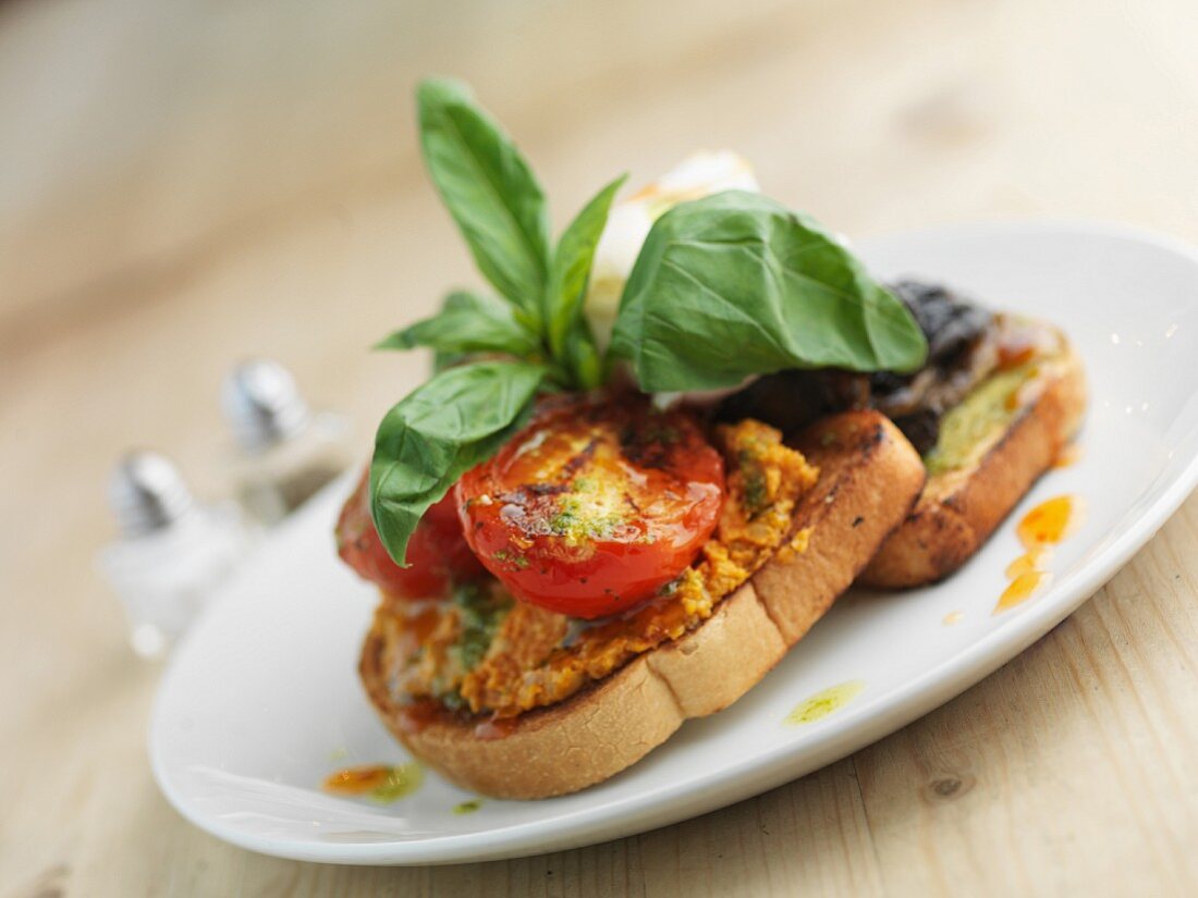 Bruschetta mit Tomaten, Pilzen und pochiertem Ei