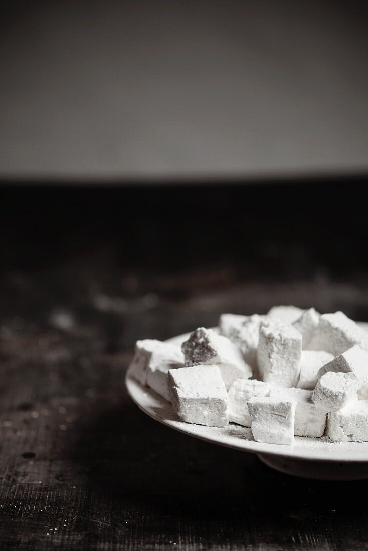 Home-made marshmallows with icing sugar