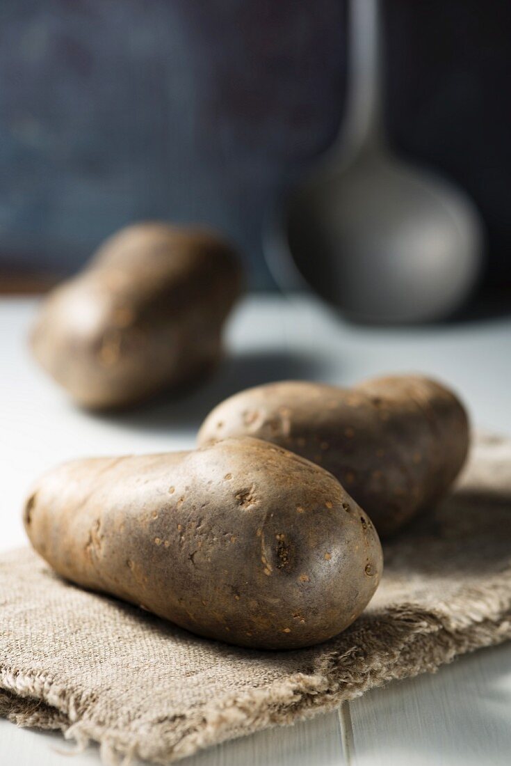 Kartoffeln auf Leinentuch