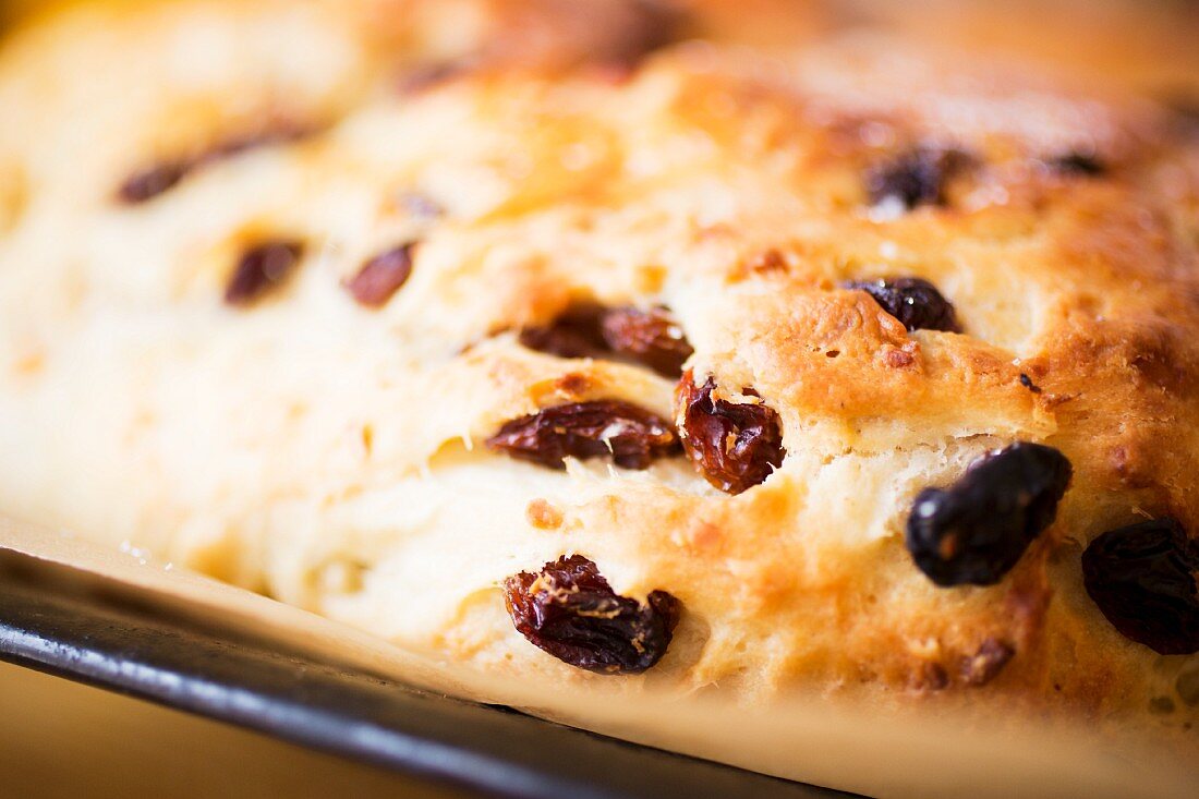 Easter bread with raisins (close-up)