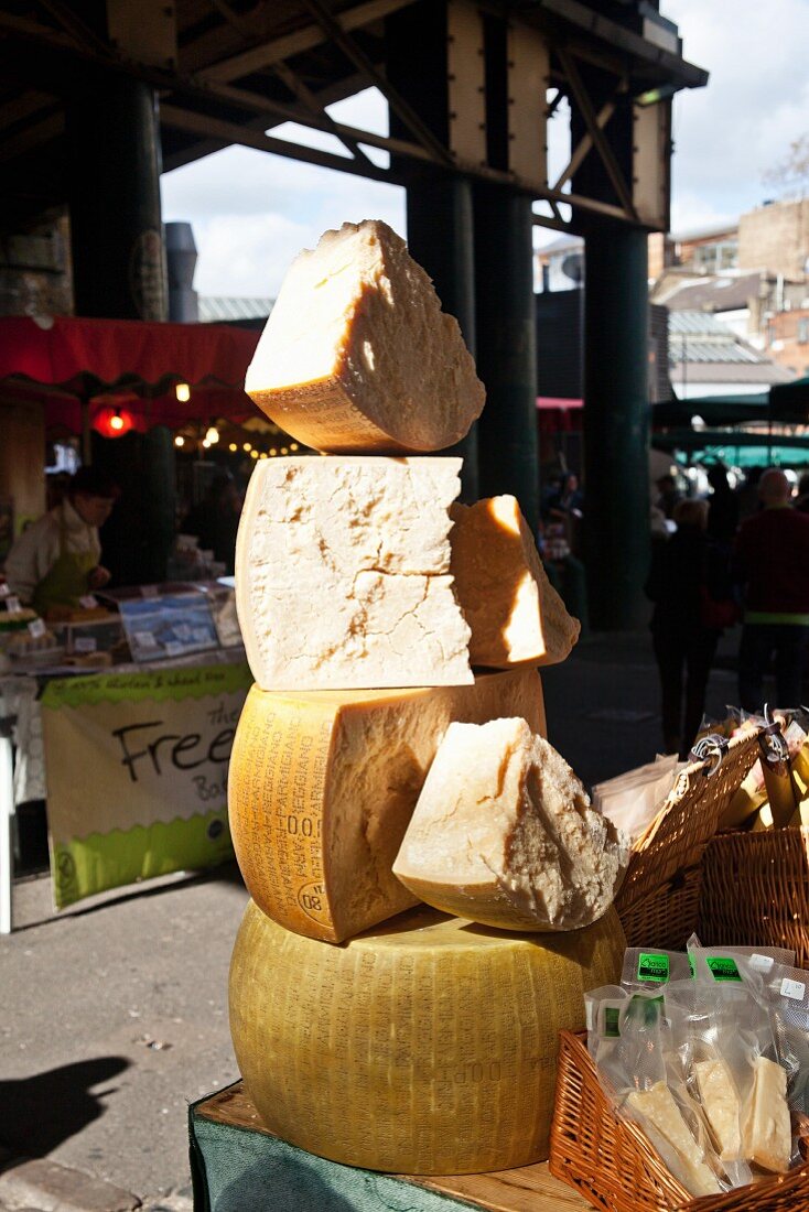 Gestapelte Parmesanblöcke auf einem Marktstand