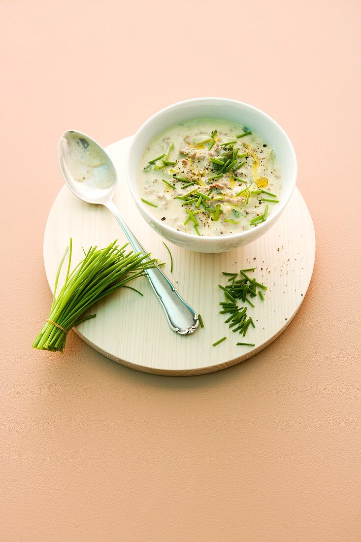 Schnelle Hackfleisch-Lauch-Suppe mit Schnittlauchröllchen