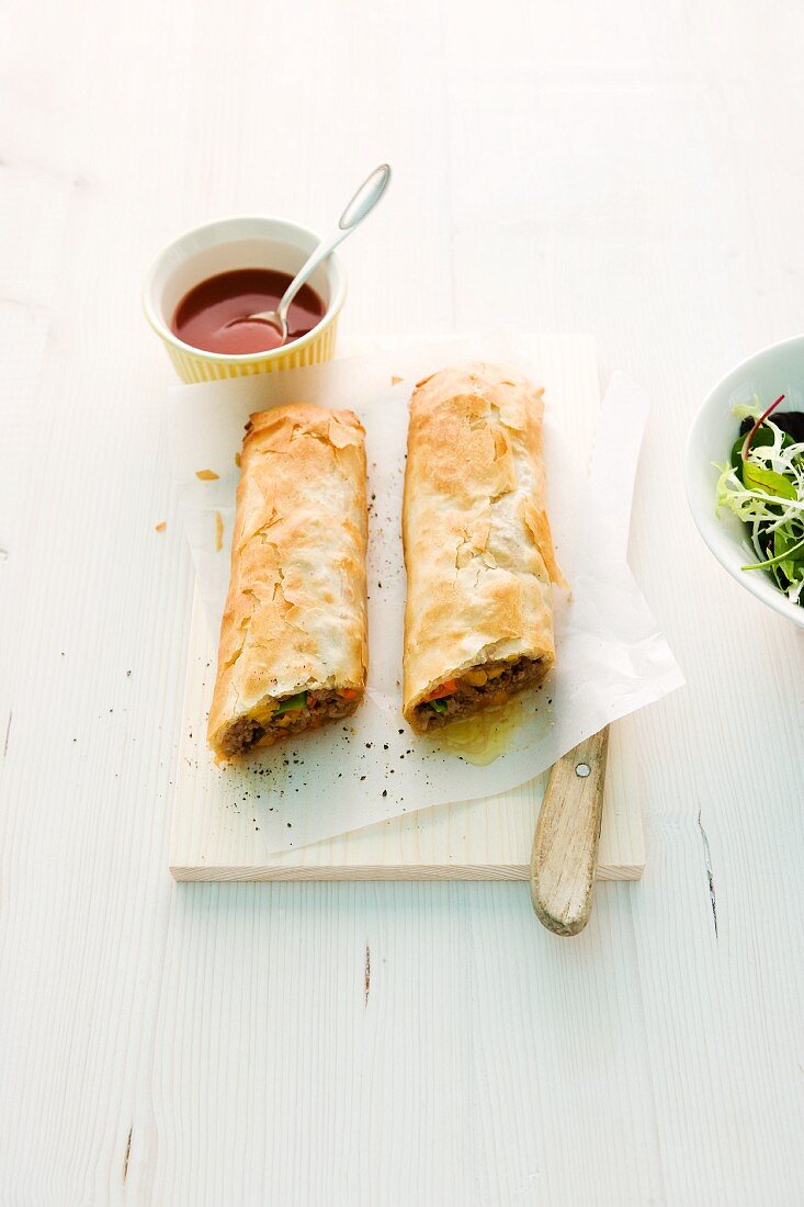 Minced meat strudel with oriental vegetables and chilli sauce