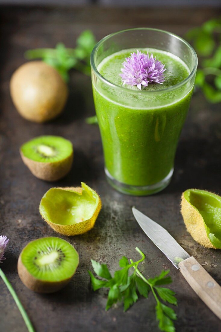 A smoothie made with kiwi, parsley and chives