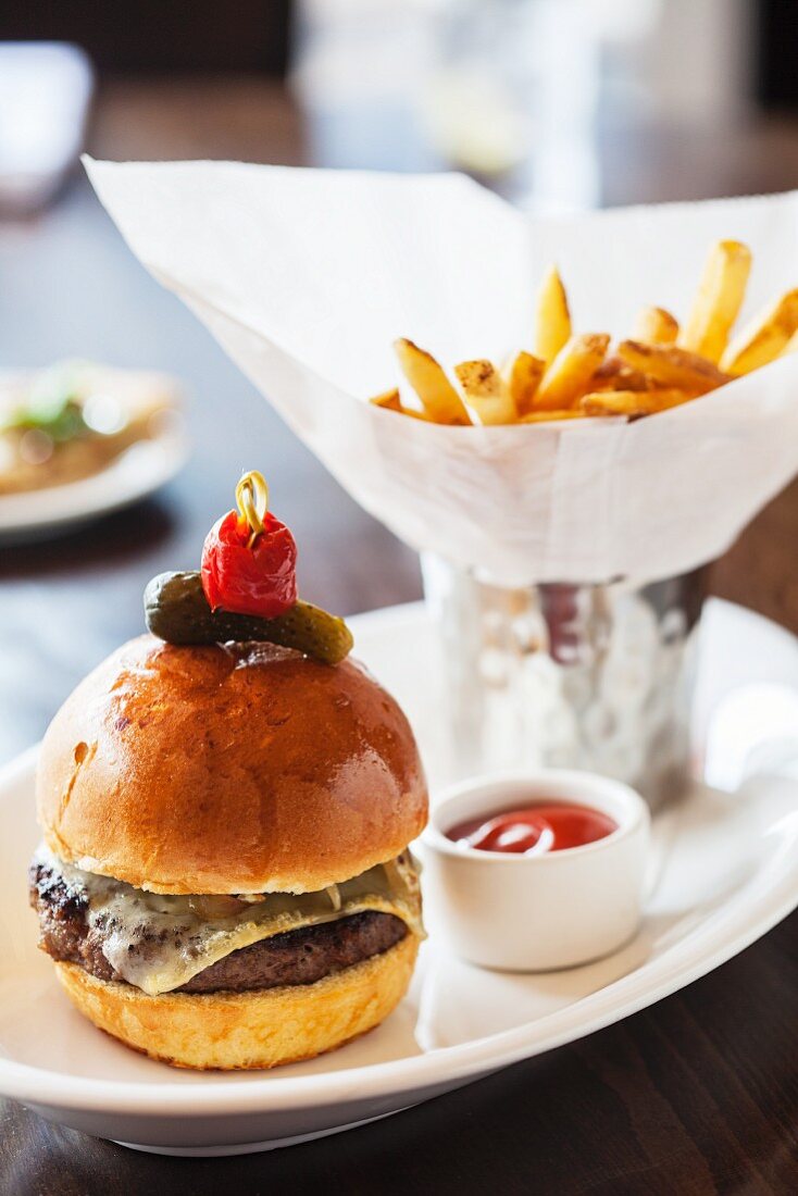 A cheeseburger with Comté cheese and chips