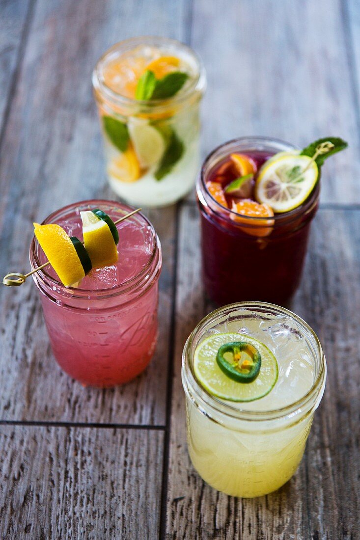 Vier verschiedene erfrischende Limonaden in Gläsern