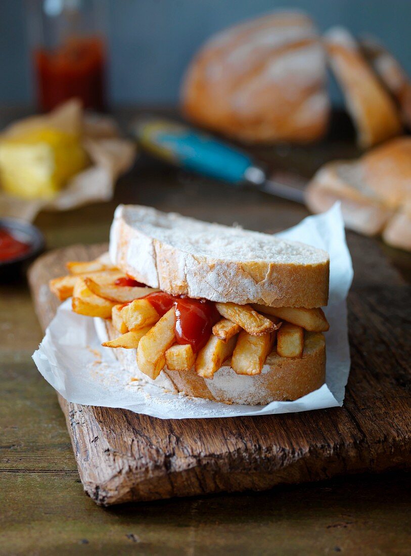 Sandwich mit Pommes frites und Ketchup