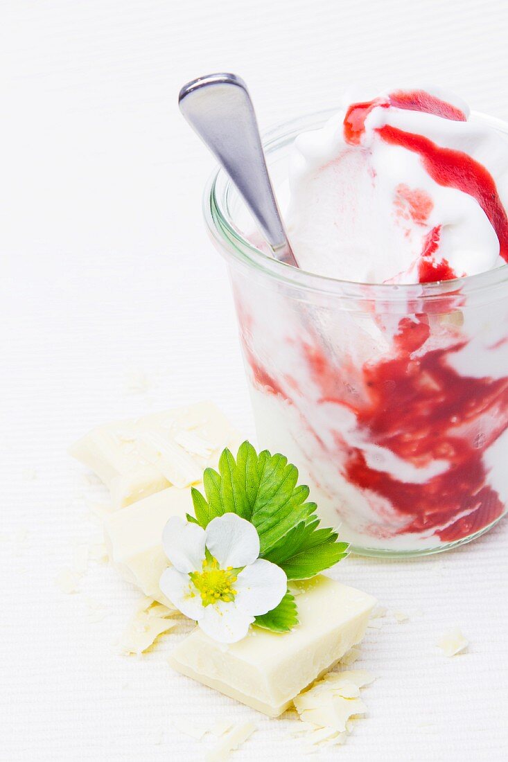 Frozen Joghurt mit Erdbeersauce, weiße Schokolade mit Erdbeerblüte