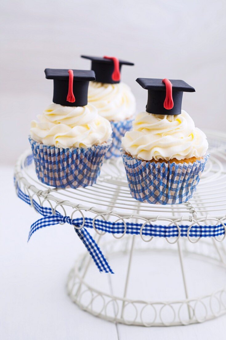 Cupcakes mit Vanillecreme und Magisterhut