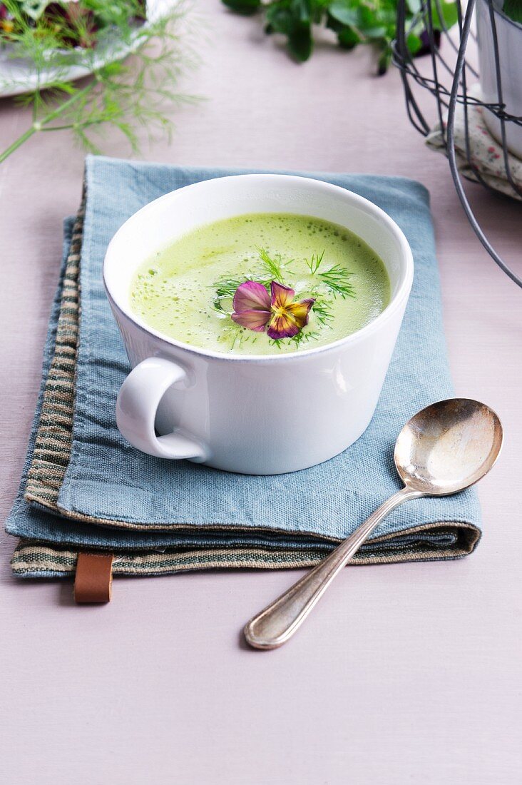 Fennel soup with tufted pansies