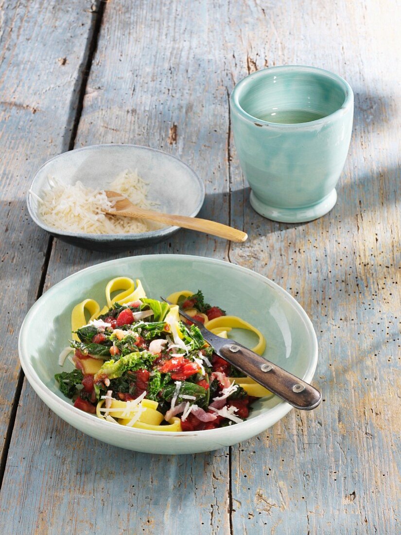 Tagliatelle mit Grünkohl, Tomaten, Pancetta und Parmesan