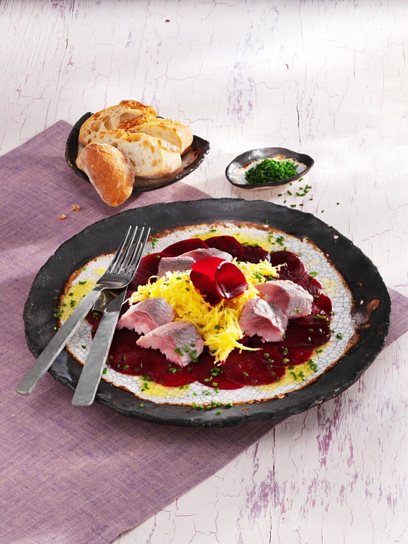 Rote-Bete-Carpaccio mit gelber Bete und Matjes