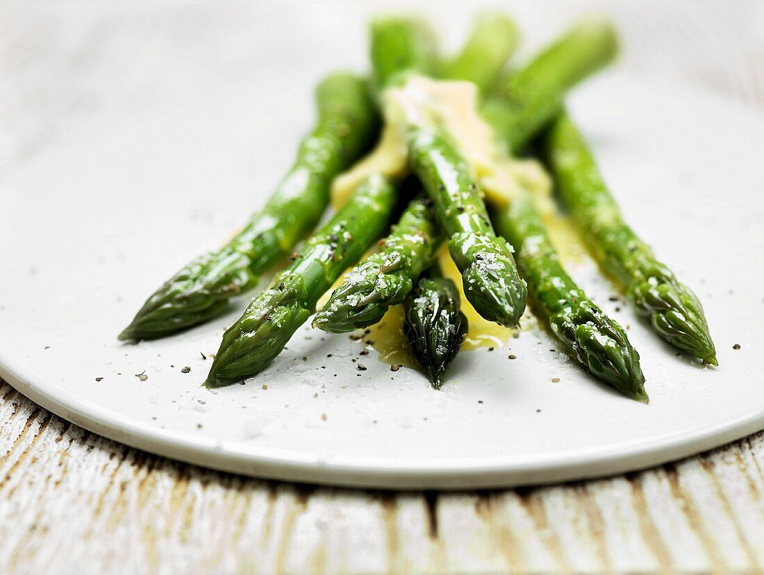 Grüner Spargel mit Buttersauce