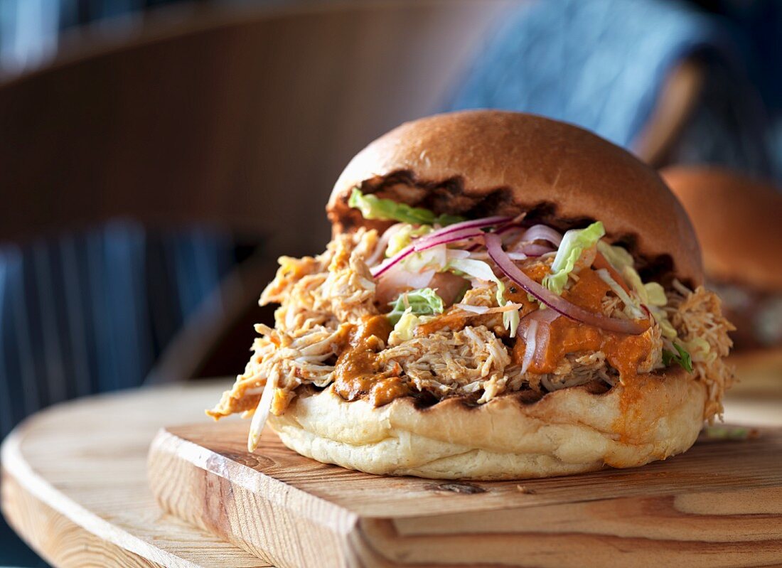 Pulled chicken burger with onions