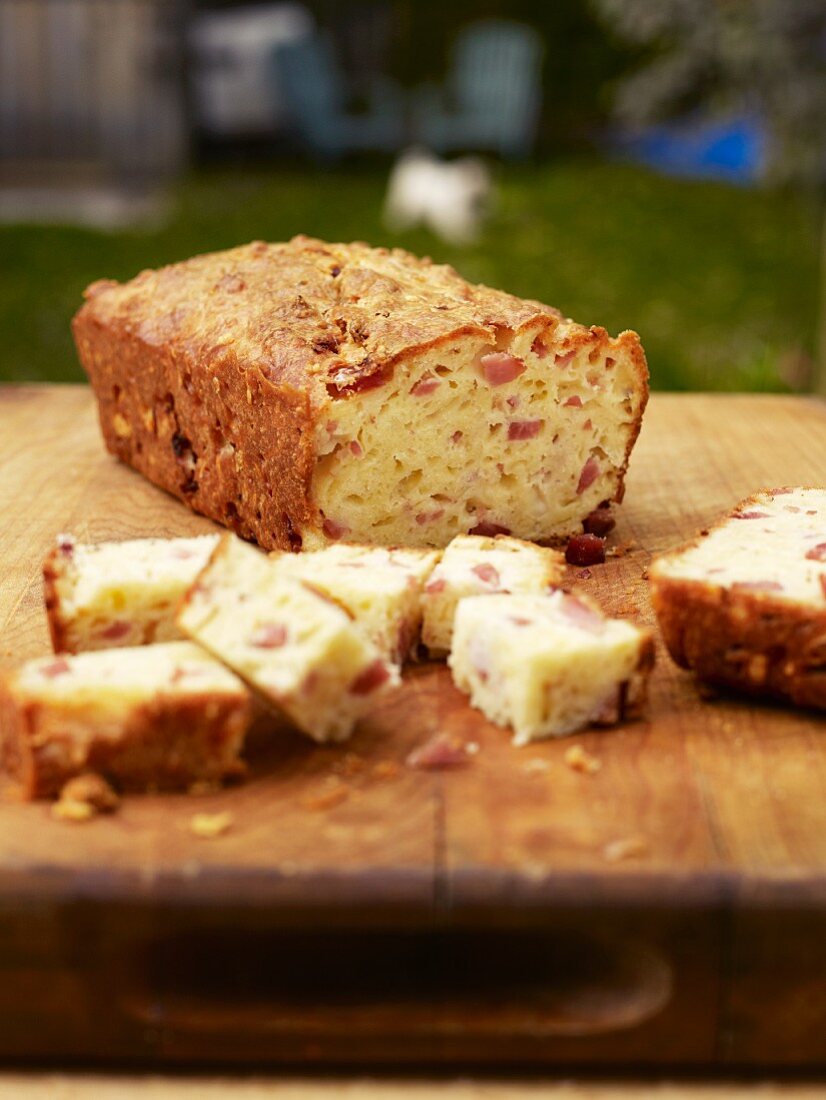 Kuchen mit Gruyère und Schinken auf Gartentisch