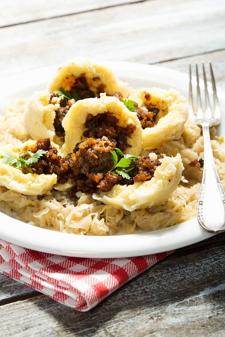 Knödel mit Fleischfüllung auf Sauerkraut