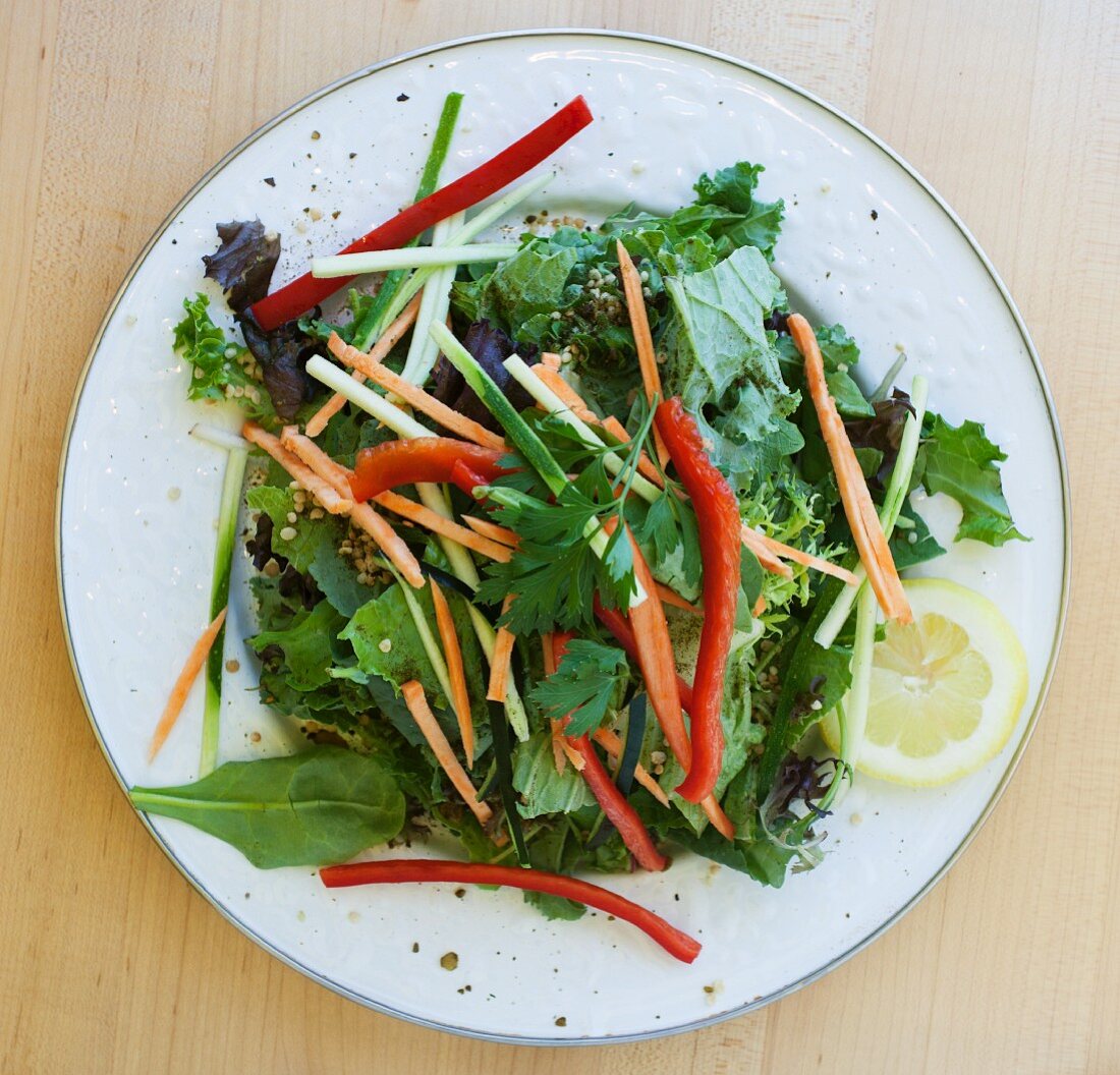 Gemischter Blattsalat mit Gemüsestreifen und Senfdressing