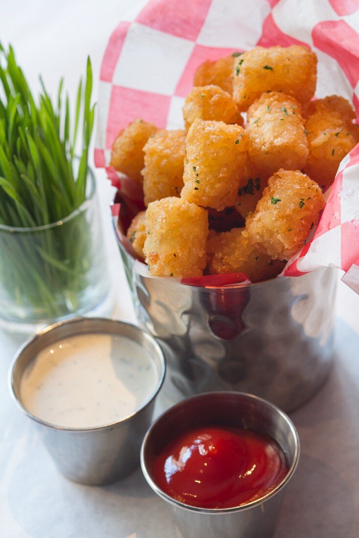 Kartoffelkroketten mit Sauce Tartare und Ketchup