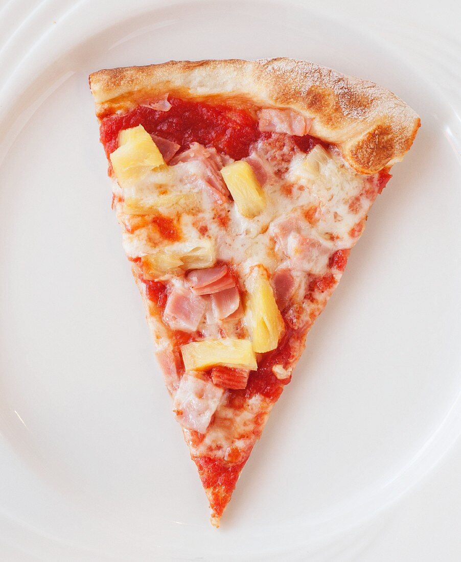 Ein Stück Pizza mit Schinken und Ananas