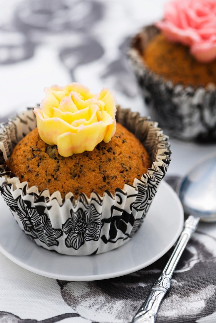 Cupcakes decorated with sugar flowers