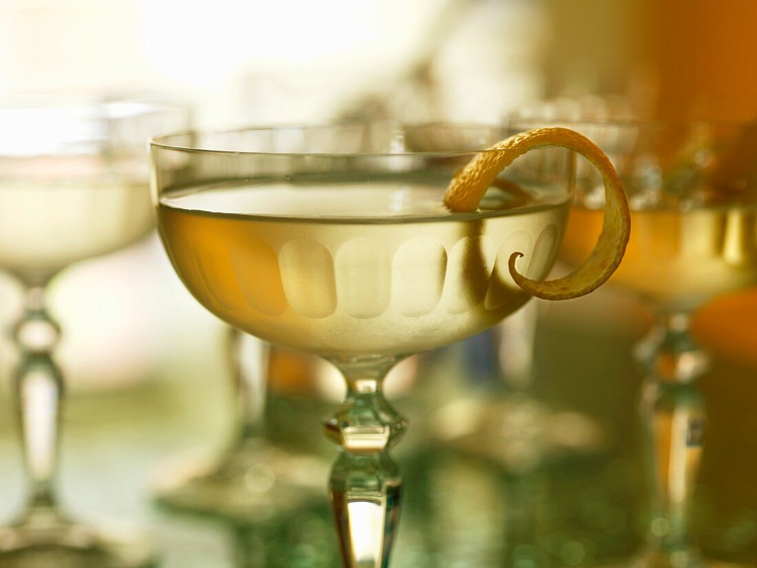 Cocktails mit Gin und Zitronenschale